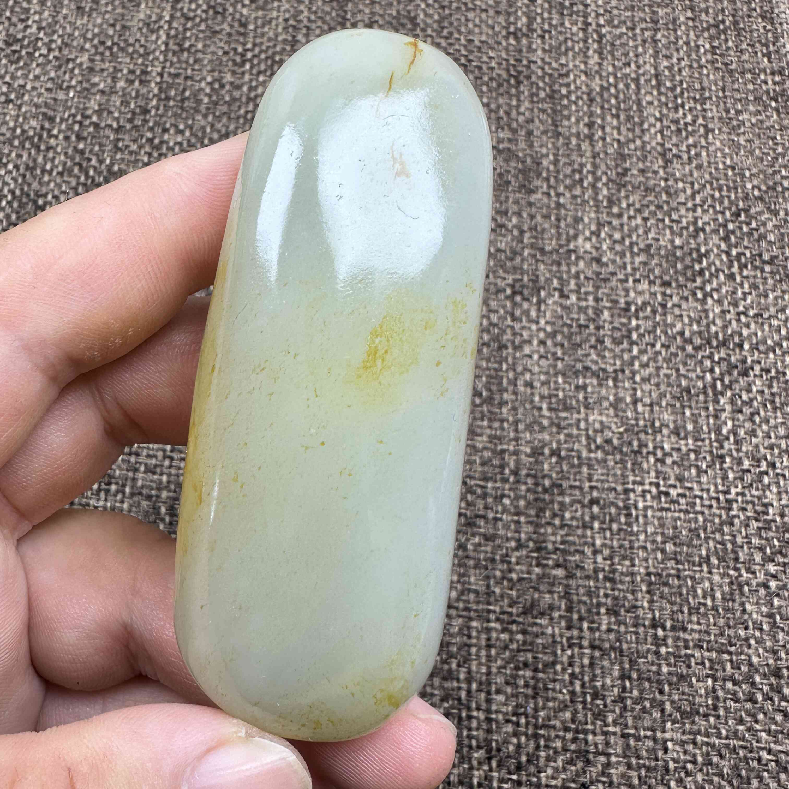 新疆和田玉與青海青白玉 原石手把件的鑒賞與選購指南