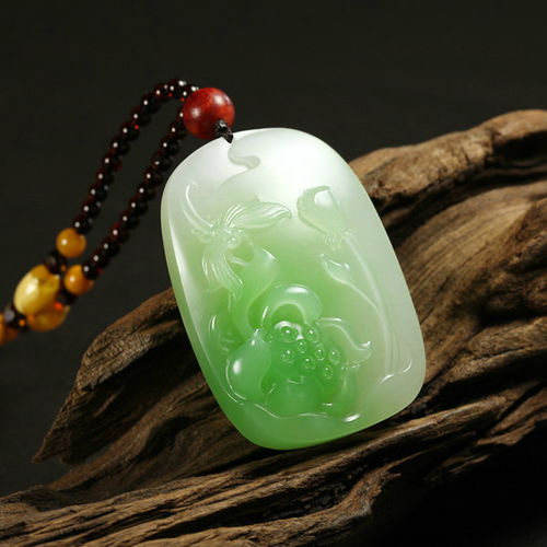 和田玉籽料帶翠 含義、成因與價值解析